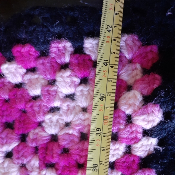 Vintage crochet handmade pink black blanket - Picture 6 of 6